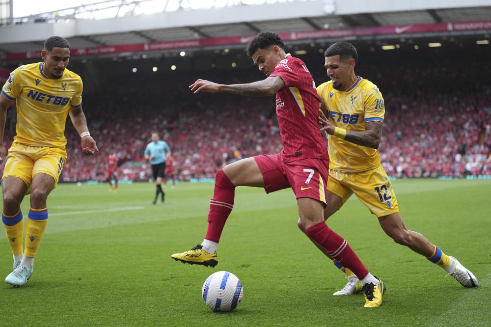 德甲战报：凯恩替补登场戴帽，拜仁5-0狂胜十人斯图加特