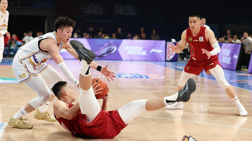 加拉塔萨雷客场3-0大胜阿贾克斯，奥斯梅恩帽子戏法